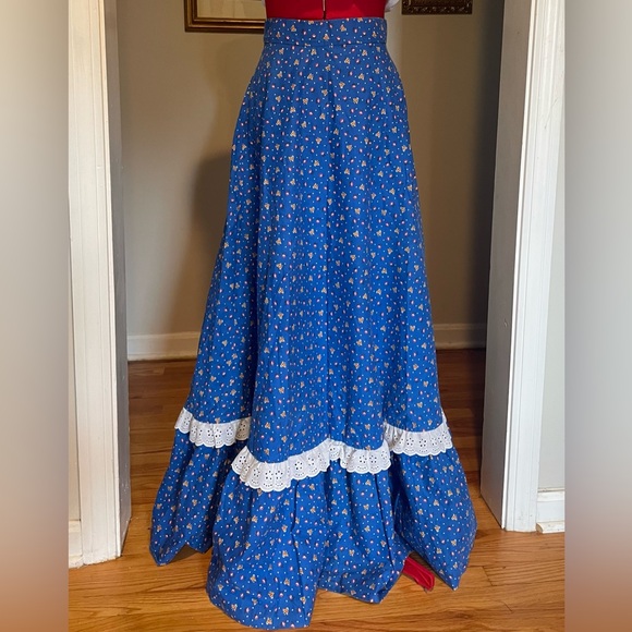 VTG 70s Floral Prairie Tired Maxi Skirt With Eyelet Lace Trim - Picture 13 of 14